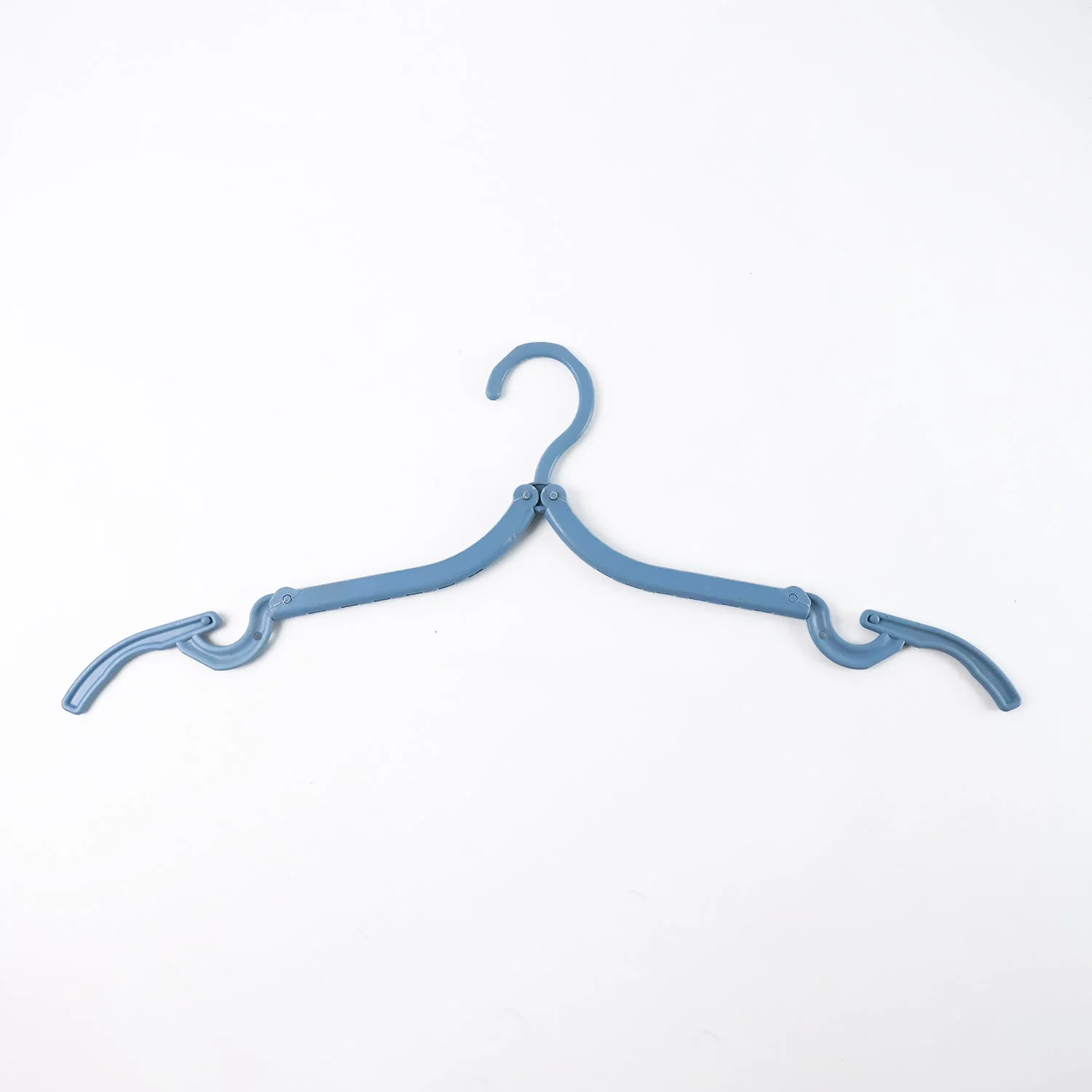 05-14354_folding_travel_hanger_4pc.webp Travel Hangers – Compact Foldable 4-Pack for Easy Storage - Image 5