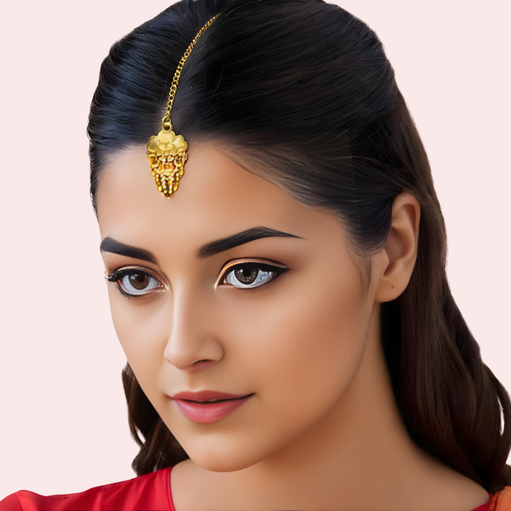 JR6QfOVn3SvyLbwWg5TnBA4QGiJSSoa9A1TqjXwY.png Classic Bridal Gold Long Necklace Set with Pendant, Earrings & Maang Tikka - Image 2