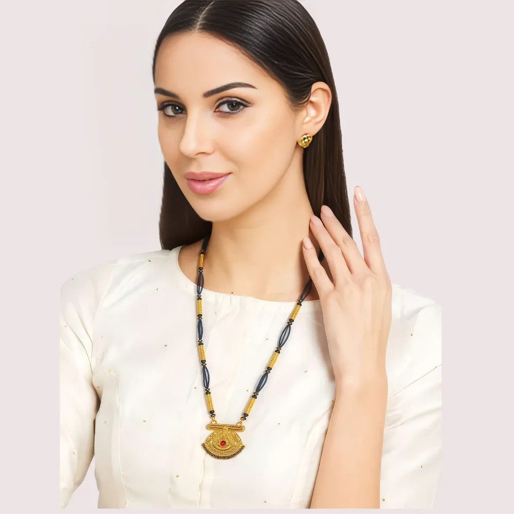 UL6Z5hzAQlUuyCNSLVD22FP5lE6mbty81TzWTqnr.jpg Elegant Traditional Mangalsutra with Black Beads & Pendant