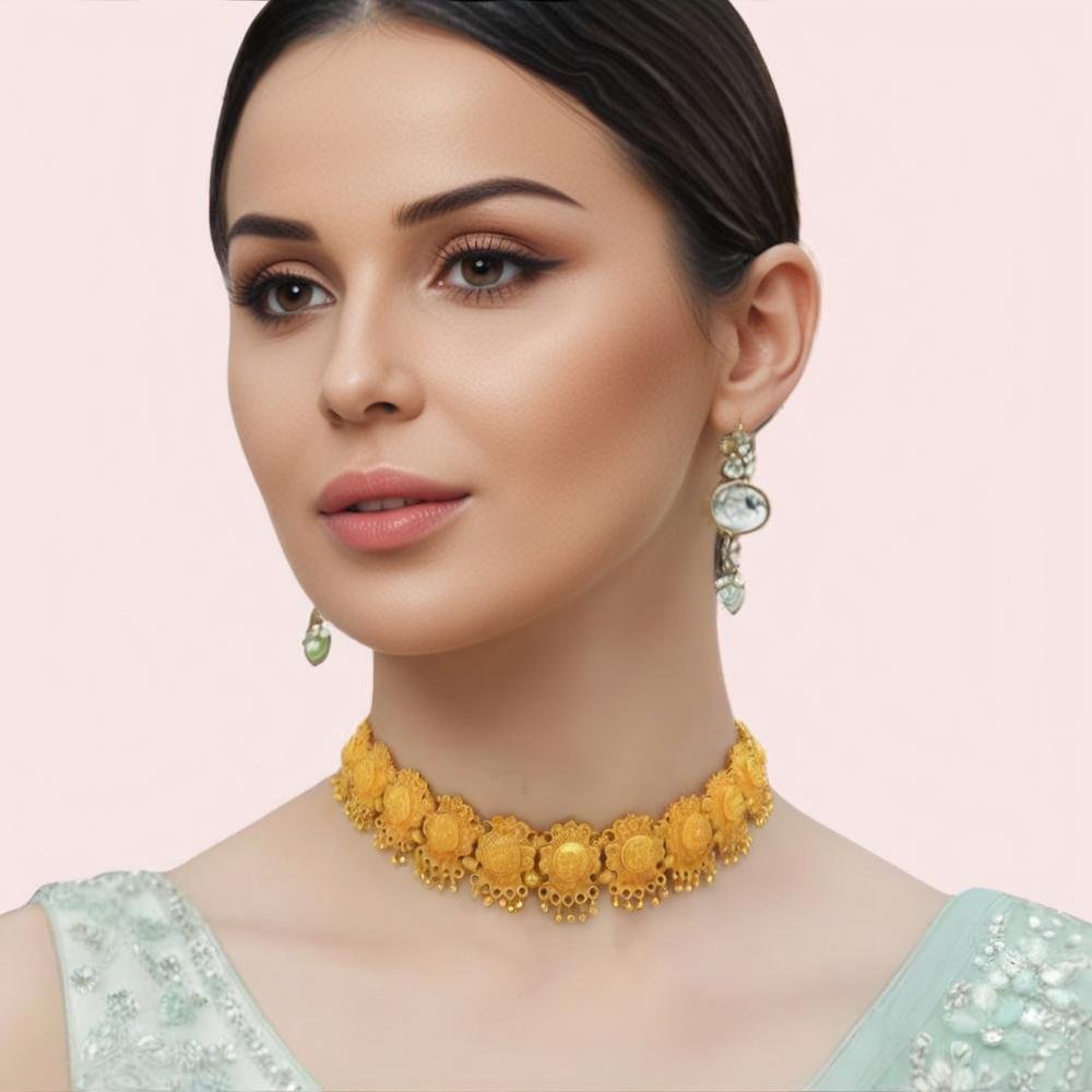 u7kOoPNLbwaEPvg4tZnsApAnIXyFTro7uq6tFew9.jpg Regal Floral Gold-Tone Choker Necklace